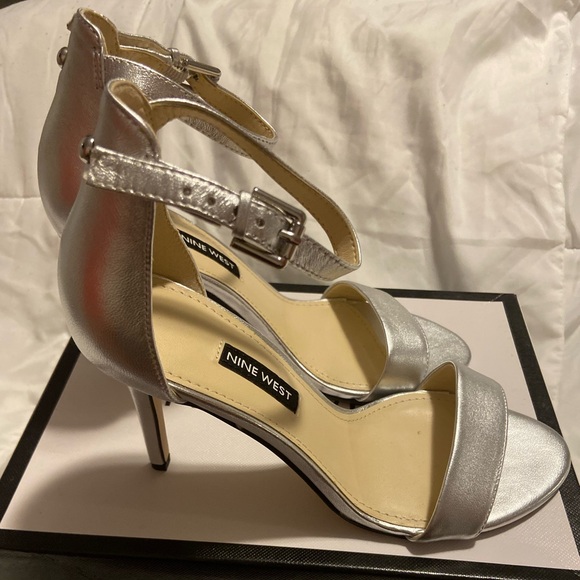 Silver, Nine West, size 7M - Picture 3 of 5